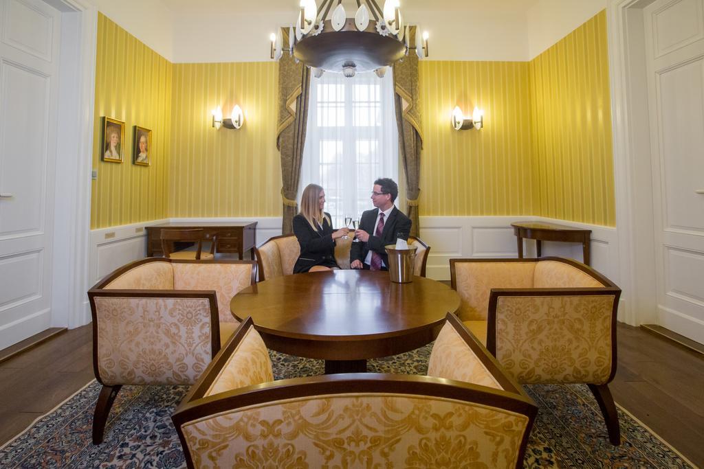 Erzsebet Nagy Szalloda Paks Rum bild